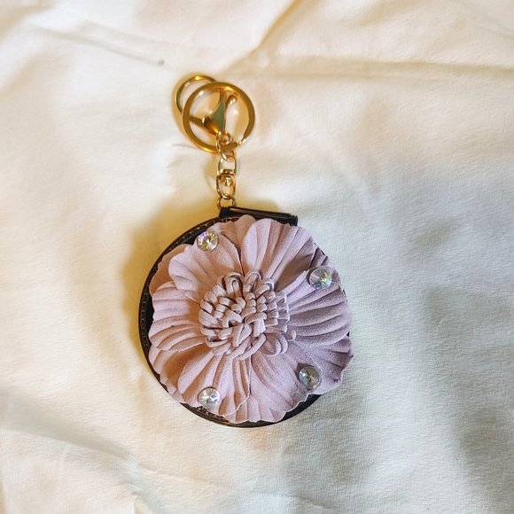 Flower Keychain Compact - Picture 1 of 4